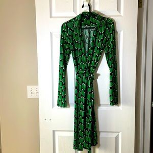 Jacob plunge wrap dress with collar, in gorgeous retro pattern